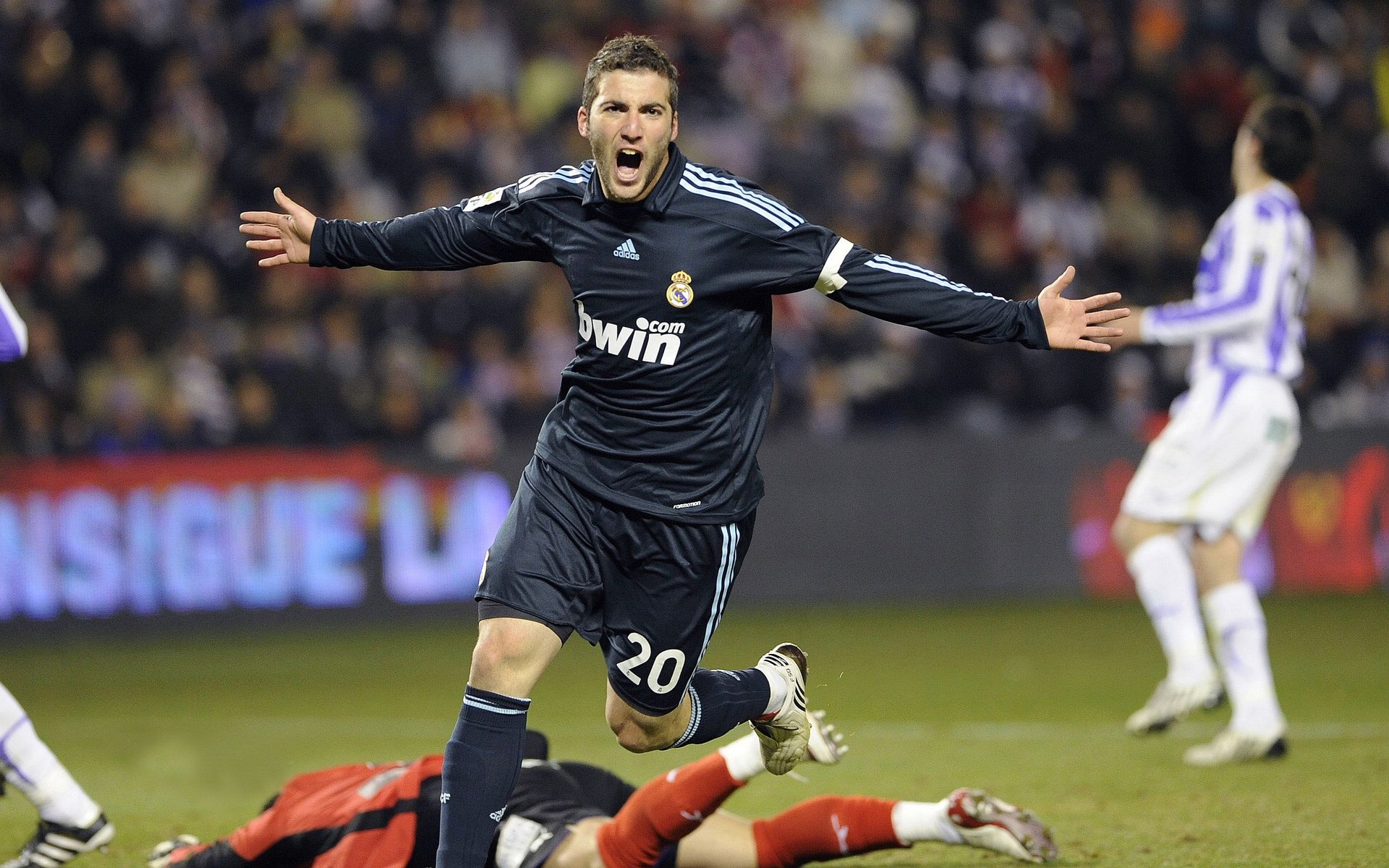 从雷恩绝杀到姆巴佩封神，足球世界唯一性的双重奏鸣