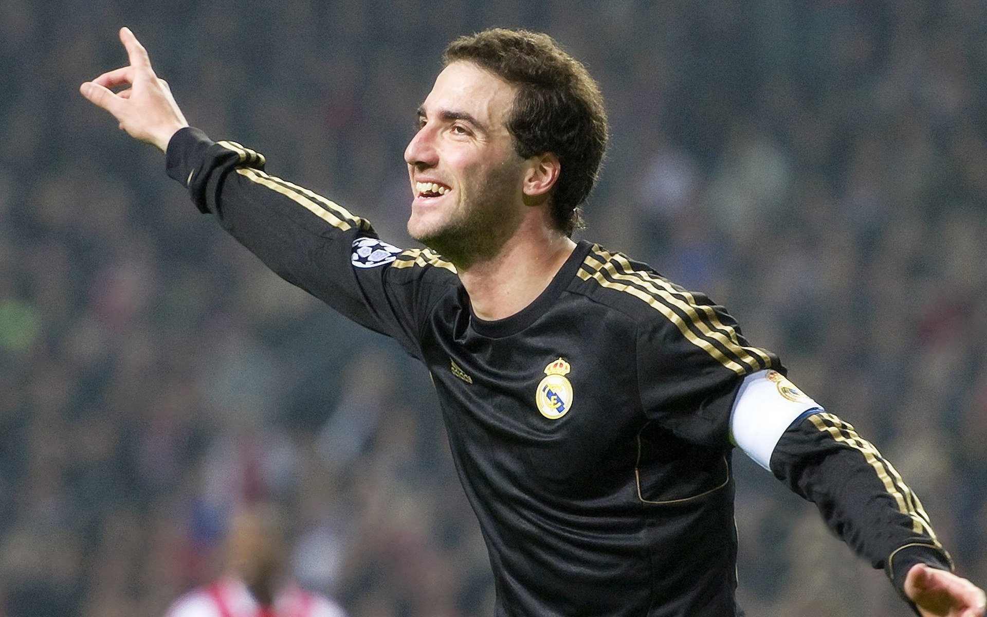 从安第斯山脉到英超赛场,当坚韧成为足球的通用语言