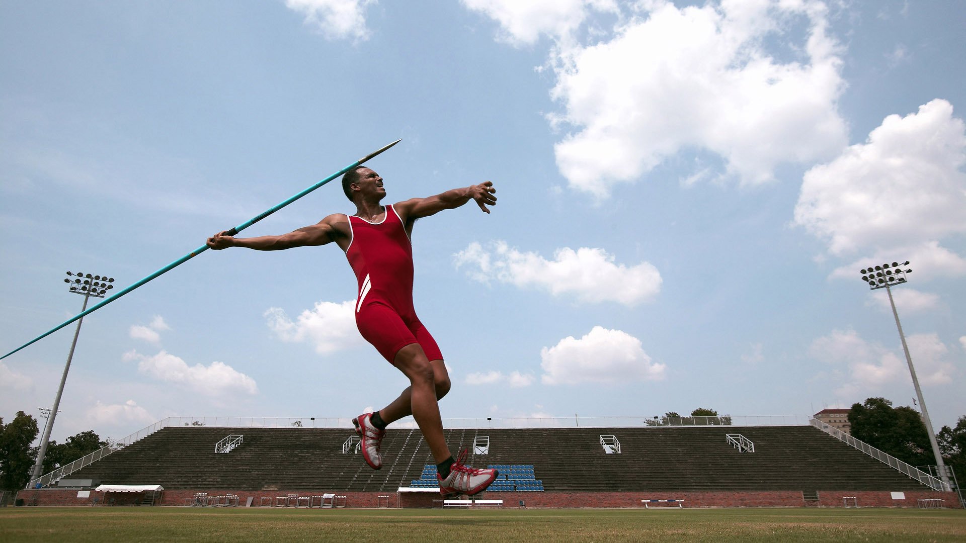 欧冠淘汰赛焦点战，法国硬仗取胜波兰，战术纪律铸就晋级之路